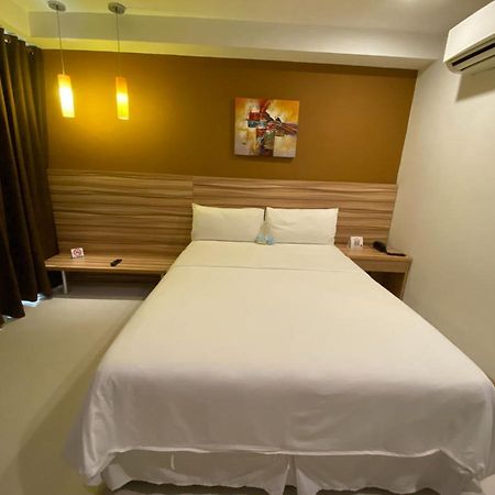 Capital O 820 Guijo Suites Makati Manila Dış mekan fotoğraf