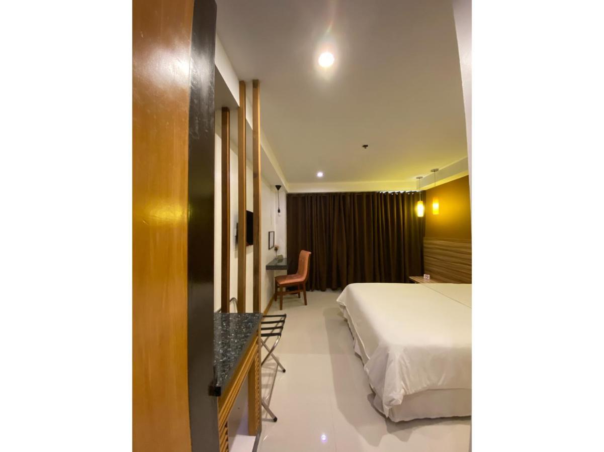 Capital O 820 Guijo Suites Makati Manila Dış mekan fotoğraf