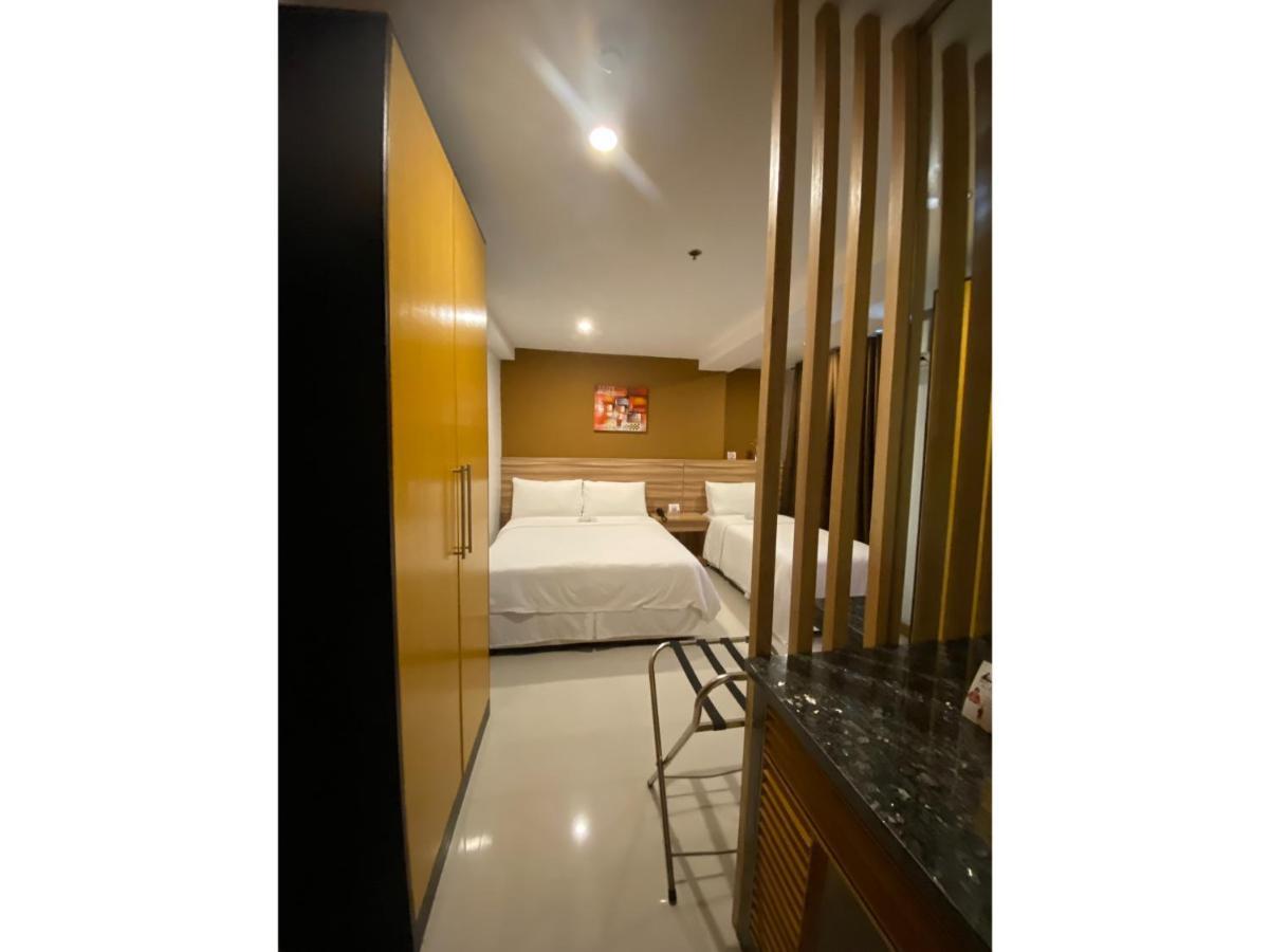 Capital O 820 Guijo Suites Makati Manila Dış mekan fotoğraf