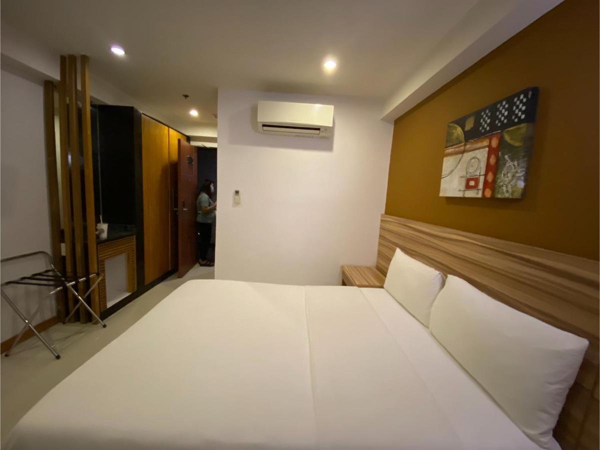 Capital O 820 Guijo Suites Makati Manila Dış mekan fotoğraf